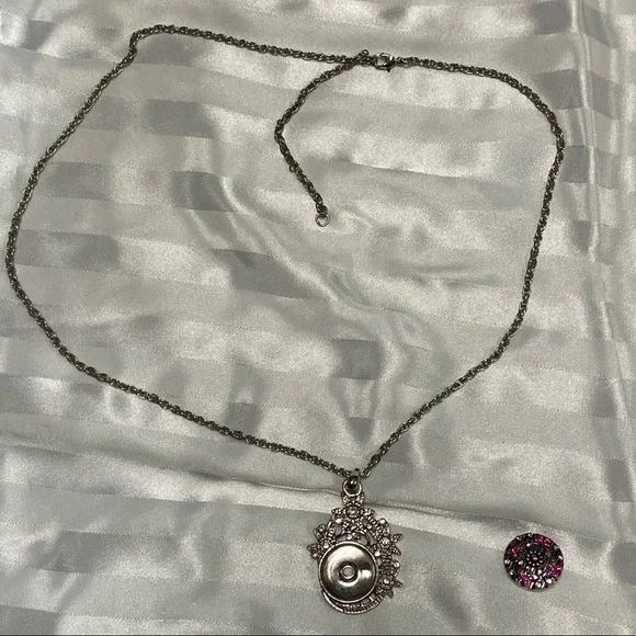 Snap Necklace of silver tone metal & clear stones on silver double linked chain - Picture 5 of 5